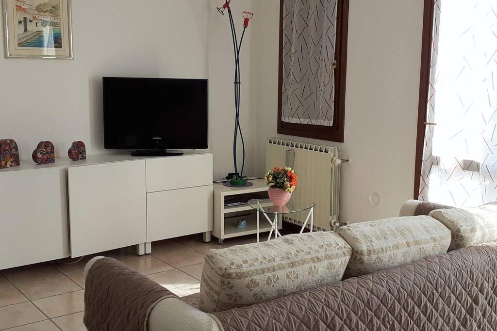 Feel At Home - Casa Loredana Lovere Bagian luar foto